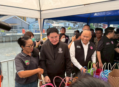 มอบทะเบียนบ้านให้กับสมาชิกชุมชนมิตรประชาพัฒนา จำนวน 92 ... พารามิเตอร์รูปภาพ 11